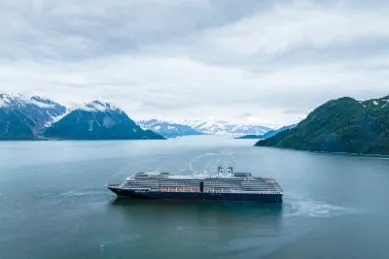 Seitenansicht der Noordam in einem norwegischen Fjord.