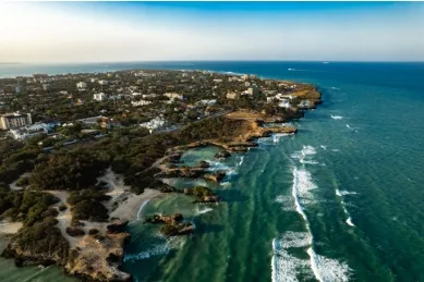 Das Meer trifft auf die Küste Daressalams mit felsiger Landschaft.
