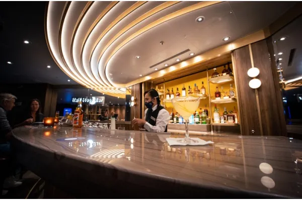 Bar auf der Rotterdam Cocktails werden gemixt an einer Bar auf der Rotterdam.