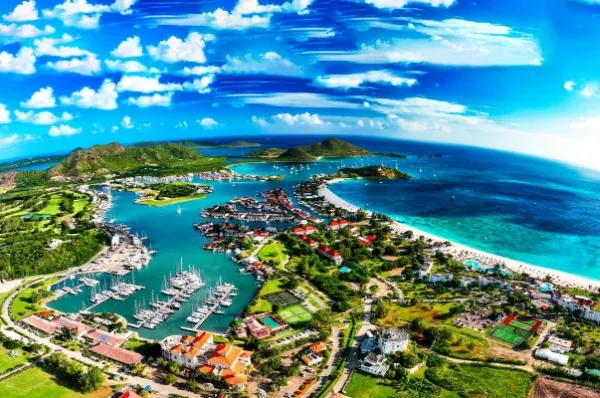 Hafen Codrington Blick auf den Hafen von Barbuda und die umliegenden Inseln am türkisfarbenen Meer.