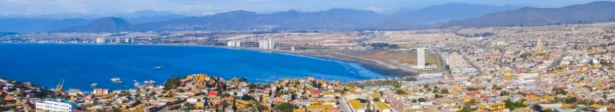 Die Bucht vor Coquimbo mit der Stadt im Vordergrund und Bergen weit entfernt.