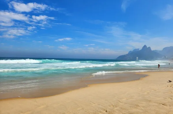 Ein wunderschöner Strand von Porto Belo mit feinem Sand und blauem Himmel.