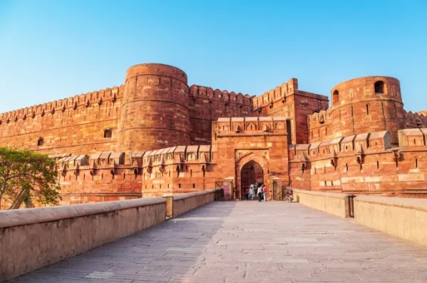 Agra Fort Der Eingang des Agra Fort, einer gewaltigen Festung mit roten Steinen.