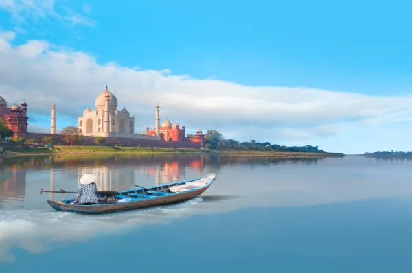Taj Mahal und Boot Ein kleines Boot schwimmt auf dem Fluss vor dem Taj Mahal.