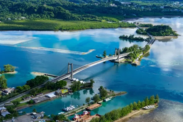Koror Die Stadt Koror auf Palau ist durch Brücken mit kleineren umliegenden Inseln verbunden.