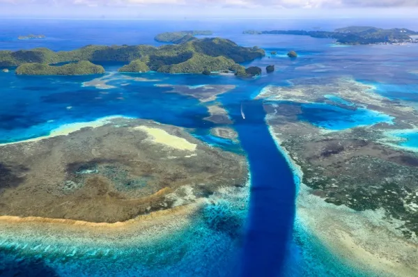 Inseln Palaus Okerfarbene Kalksteininseln auf Palau, die durch eine Wasserstraße verbunden sind.
