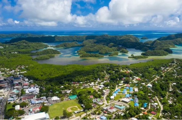 Die besiedelte Insel Koror bei Palau mit unbewohnten Inseln im Hintergrund.
