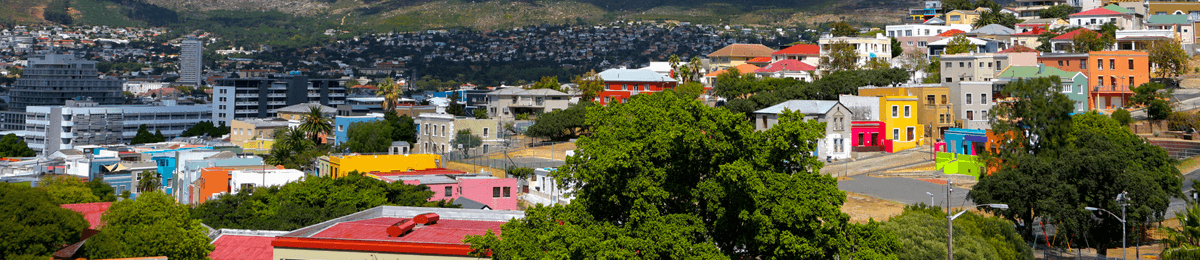 Luftbild von Bo-Kaap am Rand des Zentrums von Kapstadt. Bunte Häuser schmiegen sich an die Hänge des Signal Hill.