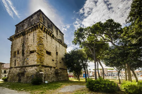 Der alte Turm Torre Matilde Der alte, steinerne Wehrturm "Torre Matilde" am Tag mit angrenzenden Bäumen.