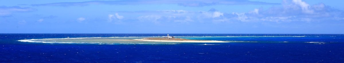 Die kleine und flache Willis Island aus der Ferne mitten im Meer.