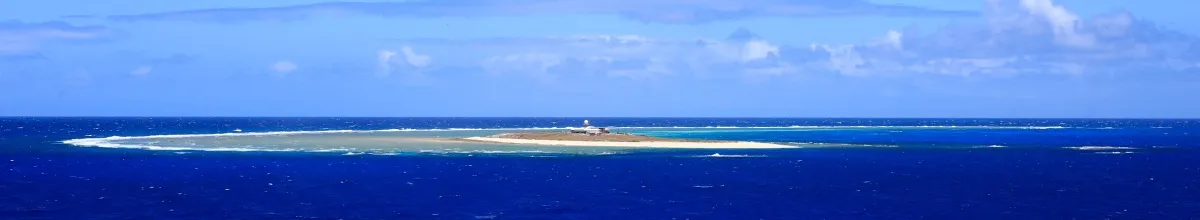 Die kleine und flache Willis Island aus der Ferne mitten im Meer.
