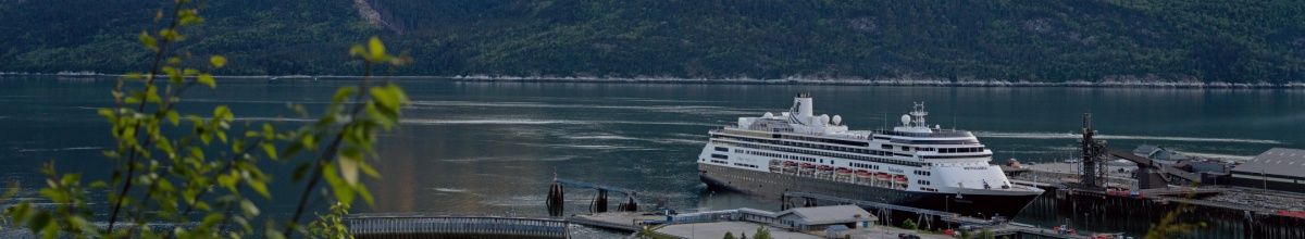 Die Volendam legt am Hafen in Skagway an, im Hintergrund die Berge.