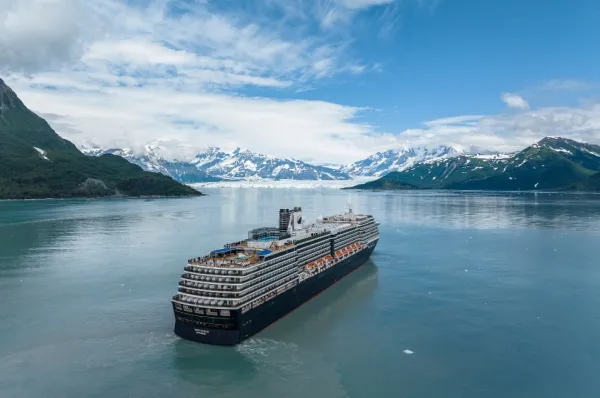 Westerdam in Alaska Heckansicht der Westerdam, die durch eine Bucht in Alaska fährt.