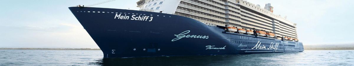 Die Mein Schiff 3 schräg unten von vorne während sie auf See ist.