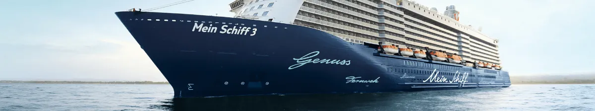 Die <i>Mein Schiff 3</i> schräg unten von vorne während sie auf See ist.