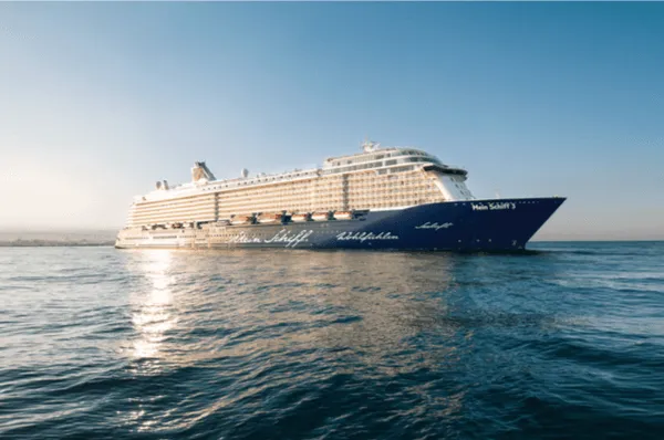 Die <i>Mein Schiff 3</i> auf hoher See unter strahlend blauem Himmel mit sanftem Meeresrauschen – Kreuzfahrtidylle pur.
