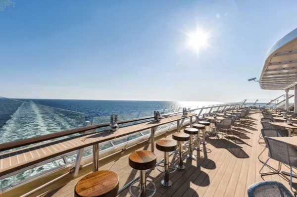 Ein Restaurant mit Sitzhöckern auf dem Außendeck der <i>Mein Schiff 3</i>.