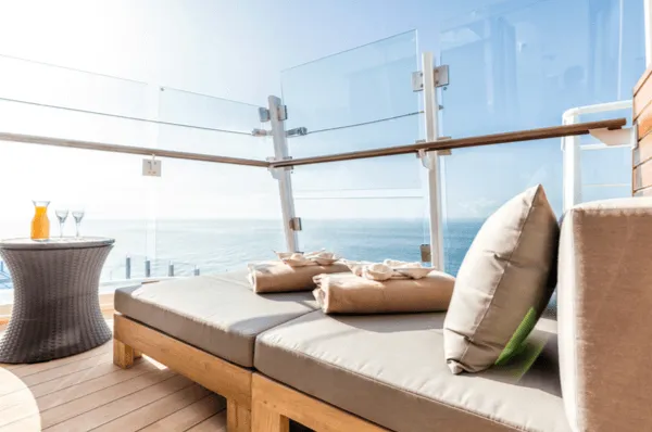 Eine Liege im Spa-Bereich der <i>Mein Schiff 3</i> mit schöner Aussicht auf das offene Meer.