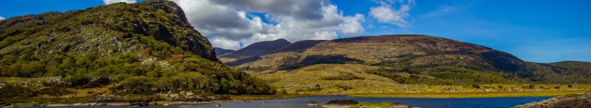 Der Killarney-Nationalpark mit grünen Bergen und blauen Seen.