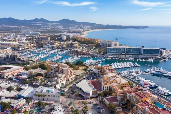 Die Hafeneinfahrt von Cabo San Lucas, umgeben von Häusern und Hotels.