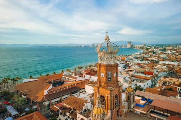 Hoher Kirchturm thront über den Häusern von Puerto Vallarta.