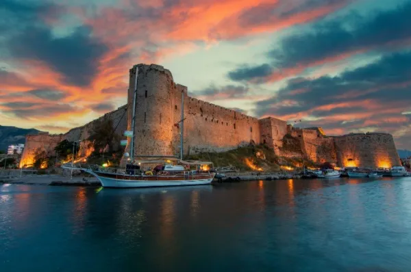 Altstadt von Kyrenia Die alte Burg von Kyrenia im spektakulärem Sonnenuntergang.