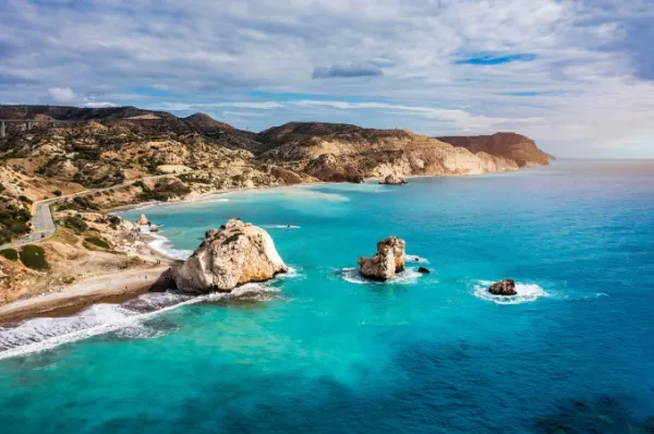 Das türkise Meer, die bergige Landschaft Paphos im Hintergrund.