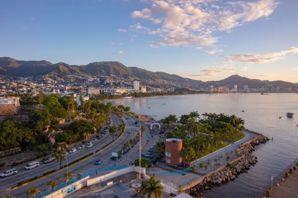 Sicht vom Cruise Terminal auf die im Hintergrund liegende Bucht von Acapulco.