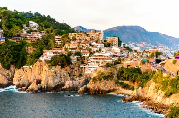 Häuser stehen auf den hohen Klippen La Quebrada in Acapulco, Mexiko.