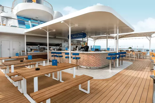 Außenalster - Bar & Grill auf der Mein Schiff 4 Restaurant im Außenbereich auf der <i>Mein Schiff 4</i>
