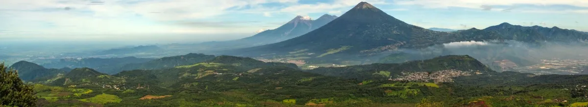 Panoramasicht auf den Vulkan Pacaya in Puerto Quetzal in Guatemala.