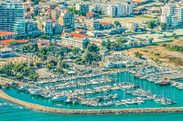 Larnaca Hafen Der Yachthafen von Larnaca mit türkisem Meer mit vielen Yachten.