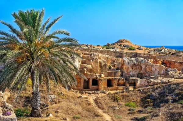 Archäologische Ausgrabungsstätte in Paphos mit Ruinen.