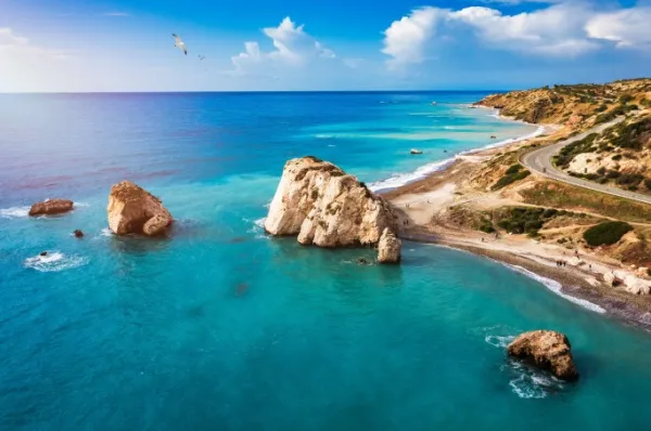 Hoher Felsen, der vom Strand ins Meer ragt, auf Zypern nahe Paphos.