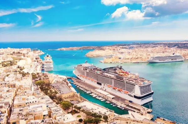 Ein großes Kreuzfahrtschiff legt am Hafen von Valletta direkt an der Altstadt an.