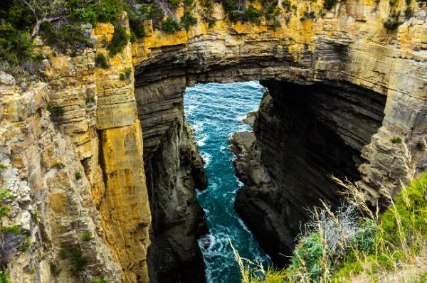 Der Tasman Arch Die Felsformation "Tasman Arch", eine natürliche Steinbrücke mit einem spektakulären Ausblick.
