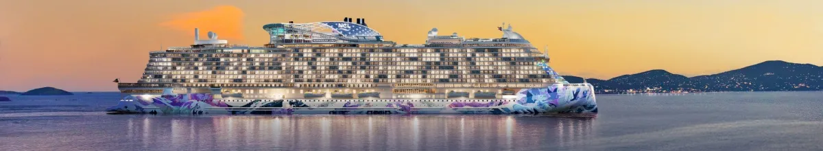 Die Norwegian Luna Eine Seitenaufnahme der Norwegian Luna im Sonnenuntergang. Im Hintergrund ist eine Bergkette.