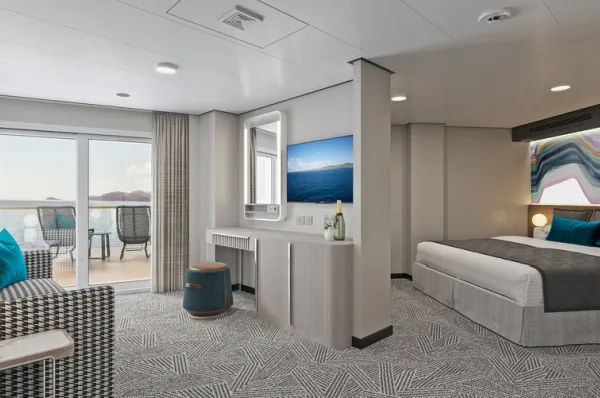 Suite mit Balkon Eine Suite auf der Norwegian Luna mit Bett, Schlafsofa und Balkon