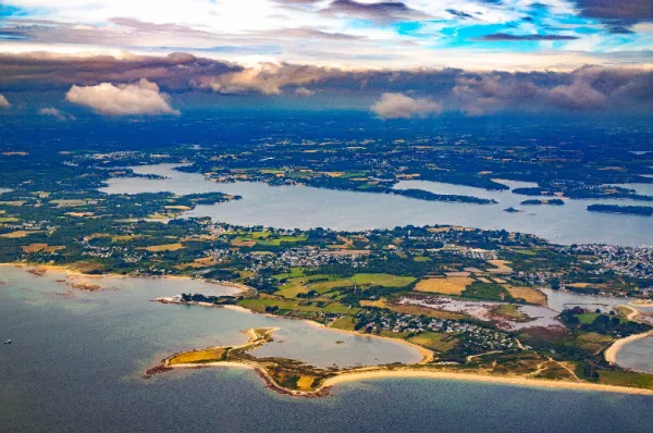 Luftaufnahme von Quiberon und der umliegenden Riviera während des Sonnenaufgangs.