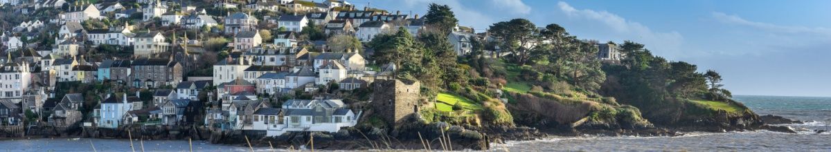 Panoramablick auf die Küste von Polruan von Fowey aus.