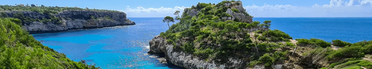 Ein Panorama einer felsigen Insel im Mittelmeer vor Mallorca.