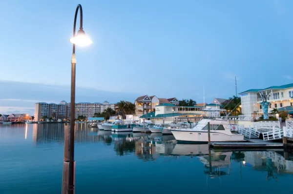 Der Hafen von Lucaya Eine Straßenlaterne. Im Hintergrund ist der Hafen von Lucaya zu sehen.