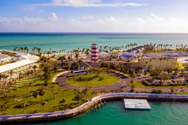 Ankunft in Freeport Ein Leuchturm an einem Kreisel auf einer Insel.