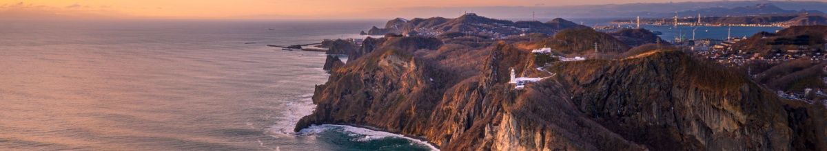 Felsige Klippen am Aussichtspunkt von Muroran bei Sonnenuntergang.