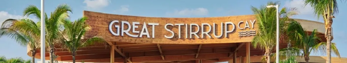 Das Große Eingangsschild mit dem Schriftzug "Great Stirrup Cay" steht am Pier der Privatinsel von Norwegian Cruise Line.