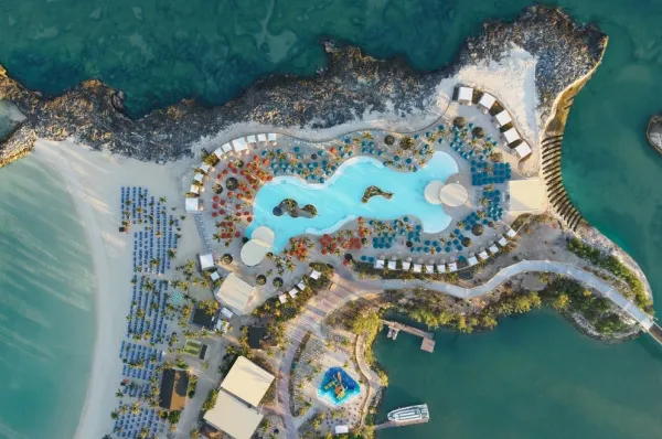 Great Life Lagune Die Great Life Lagune auf Great Stirrup Cay, der Privatinsel von Norwegian Cruise Line an einem sonnigen Tag, von einer Drohne aufgenommen.