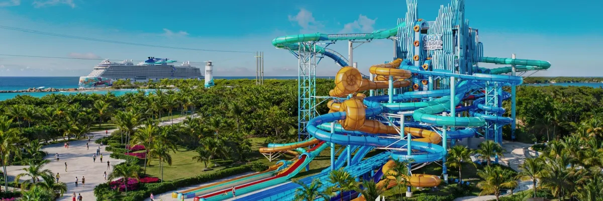 Ein Kreuzfahrtschiff vor Great Stirrup Cay Ein Kreuzfahrtschiff in der Ferne vor Great Stirrup Cay, im Vordergrund der neue Wasserpark.