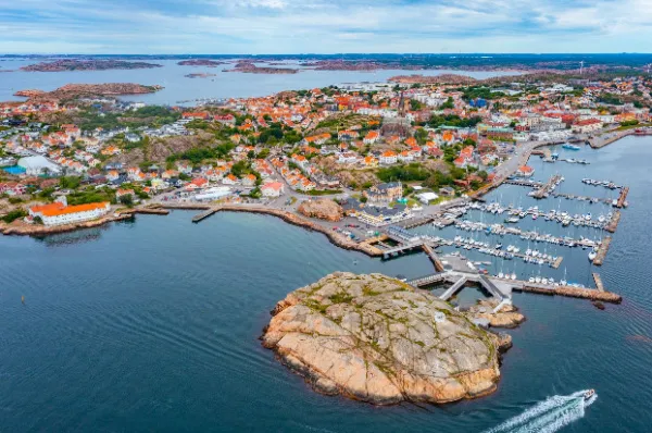 Die Stadt Lysekil fotografiert aus der Vogelperspektive mitsamt Hafen, Innenstadt und der angrenzenden Meerenge am Tag.