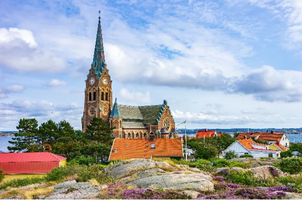 Die Granitkirche von Lysekil, die majestätisch über der Stadt thront am Tag.