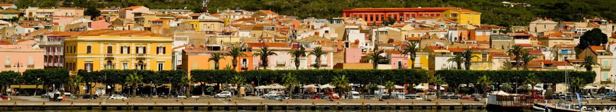 Die Hafenpromenade von Carloforte mit den angrenzenden Häusern in typisch italienischem Baustil.